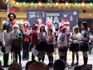 Alumnos de ELIS Villamartín cantan por la paz internacional en el concierto de Navidad de La Zenia