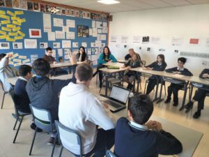 Debate entre alumnos españoles, ingleses, rusos, ucranianos, austriacos, alemanes y chinos