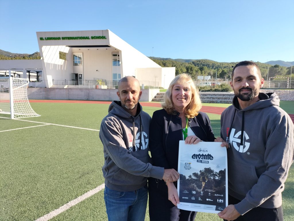 Vanessa Grimward, directora ejecutiva de ELIS, junto a Ginés Aroca y Sergio Sánchez, director ejecutivo y director técnico del Club Alpino Murcia