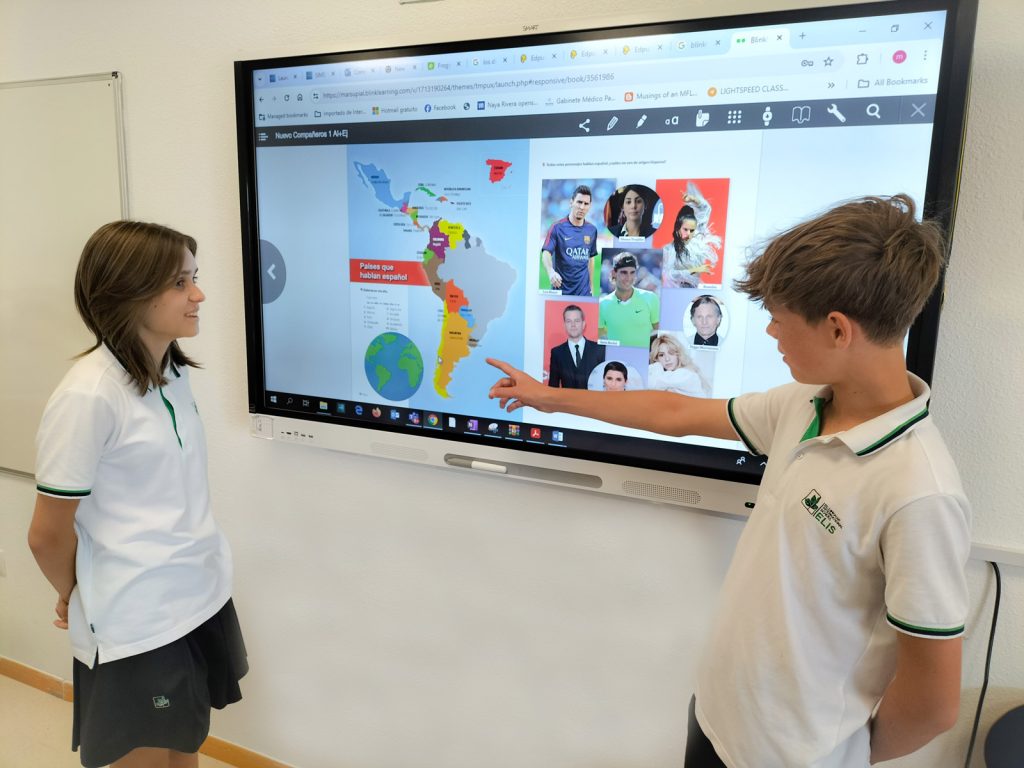 Dos-alumnos-extranjeros-estudian-la-expansión-geográfi-ca-del-espanol