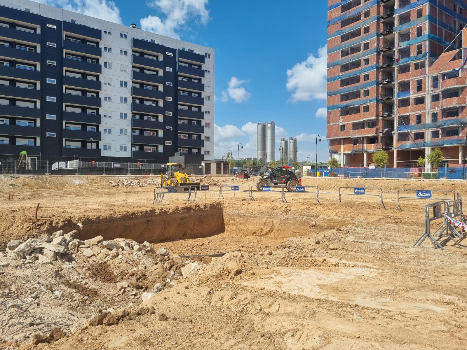 Máquinas trabajando en la parcela de la promoción Atalanta de AEDAS Homes en Quart de Poblet, Valencia