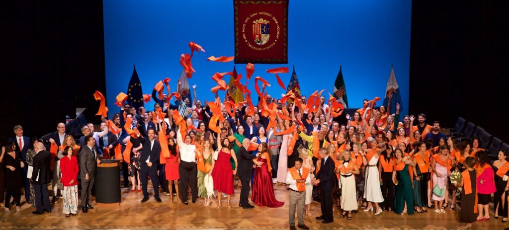 Los graduados celebran la obtención de sus títulos