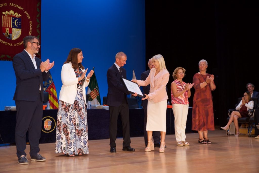 Maite Antón recibe el reconocimiento a la Asociación de Empresa Familiar de Alicante (AEFA)